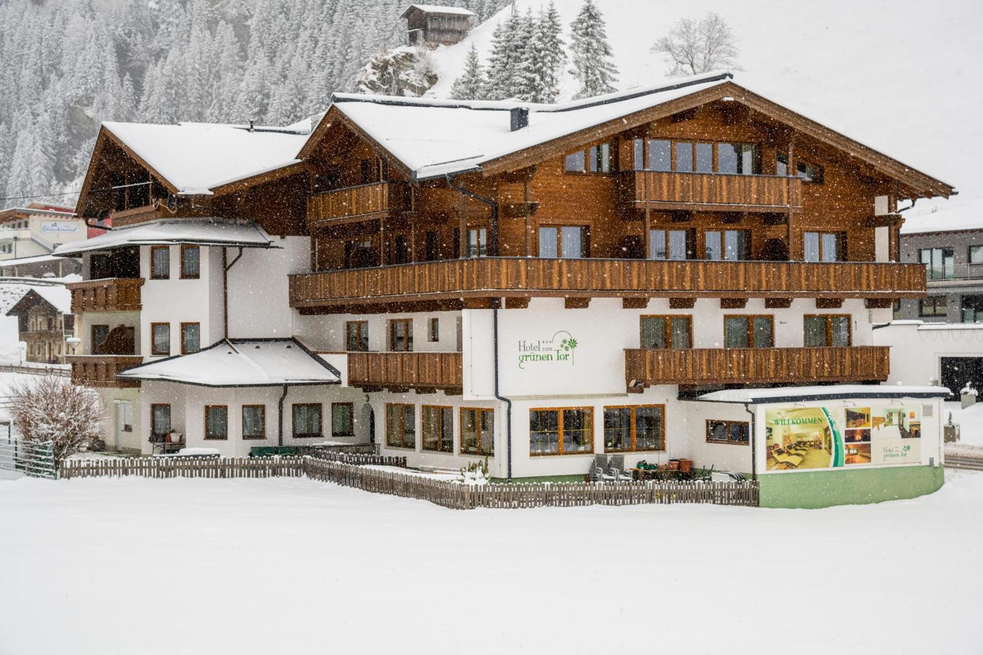 Hotel Zum Gruenen Tor Tux Exterior foto